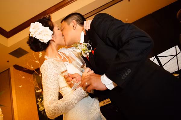 Đôi uyên ương không ngần ngại trao cho nhau nụ hôn say đắm, ngọt ngào khi đã chính thức trở thành vợ chồng sau 2 năm gắn bó.