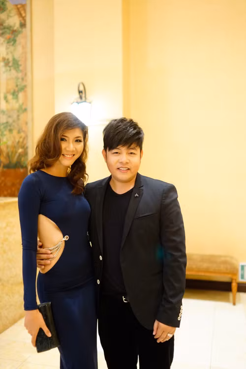 Chân dài Ngọc Quyên diện váy xẻ eo táo bạo đến dự đám cưới. Cô có dịp hội ngộ với ca sĩ hải ngoại Quang Lê.