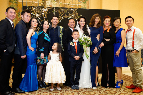 Kim Hiền diện áo dài cưới ren trắng kín đáo của nhà thiết kế Minh Châu để đón khách. Cô nở nụ cười rạng rỡ bên ông xã Andy bảnh bao và con trai Sonic. Kim Hiền diện áo dài cưới ren trắng kín đáo của nhà thiết kế Minh Châu để đón khách. Cô nở nụ cười rạng rỡ bên ông xã Andy bảnh bao và con trai Sonic.