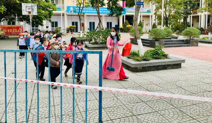 Nhà trường linh hoạt trong các phương án phòng, chống dịch bệnh để đảm bảo an toàn cho học sinh khi đến trường học trực tiếp. Ảnh: AN Nhà trường linh hoạt trong các phương án phòng, chống dịch bệnh để đảm bảo an toàn cho học sinh khi đến trường học trực tiếp. Ảnh: AN