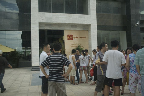 Người dân N05 tụ tập bên ngoài sau đám cháy chiều 10/6, bày tỏ nỗi bức xúc về sự mất an toàn từ quán ăn Ngon này. Người dân N05 tụ tập bên ngoài sau đám cháy chiều 10/6, bày tỏ nỗi bức xúc về sự mất an toàn từ quán ăn Ngon này.