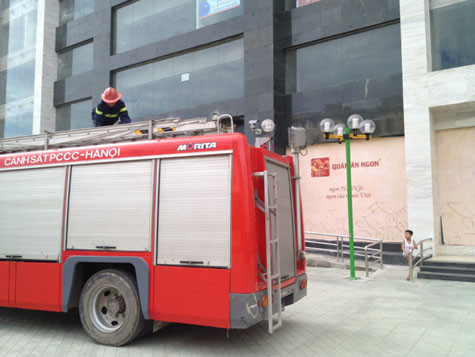 Theo người dân, khi đám cháy xảy ra tại quán Ngon vào chiều 10/6, đã có 2 xe cứu hỏa đến hiện trường nhưng chính còi báo cháy tại tòa nhà 25T2 này lại không hoạt động để cảnh báo cho cư dân ở các tầng trên. Theo người dân, khi đám cháy xảy ra tại quán Ngon vào chiều 10/6, đã có 2 xe cứu hỏa đến hiện trường nhưng chính còi báo cháy tại tòa nhà 25T2 này lại không hoạt động để cảnh báo cho cư dân ở các tầng trên.