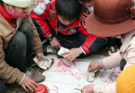 Đến cả trẻ con cũng tham gia.