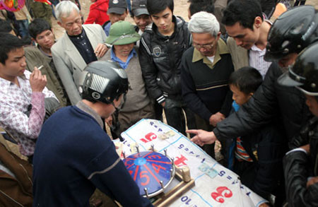 Quay số số ăn tiền, một loại cờ bạc mới thường xuất hiện ở các lễ hội, điểm vui chơi.