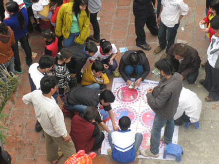 Ngang nhiên chơi ngay giữa sân vui chơi vào ban ngày.