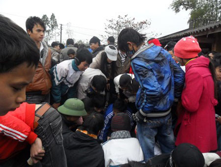 Xúm đông, xúm đỏ xem cờ bạc