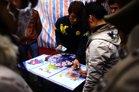 Không kể nam "thanh" mà cả nữ "tú" cũng tham gia cuộc đỏ - đen.