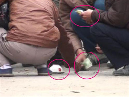 Xóc đĩa ngang nhiên hoạt động giữa ban ngày tại ngã tư Phạm Hùng - Tôn Thất Thuyết, trước cổng Công ty Đầu tư và thương mại quốc tế (Mỹ Đình - Hà Nội).