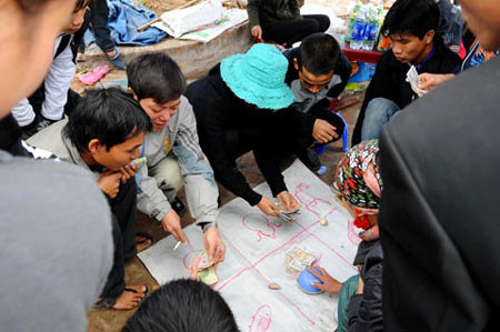 Đầu năm những chiếu bạc như thế này xuất hiện ở khá nhiều nơi từ hè phố đến các điểm vui chơi