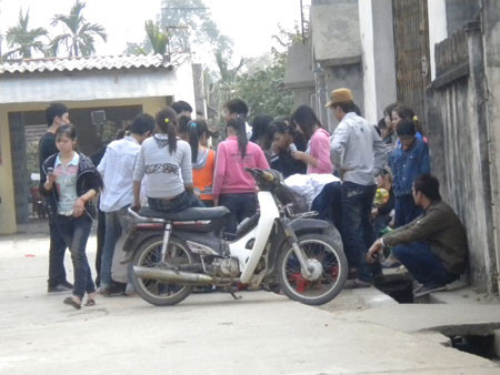 Túm tụm đánh cờ bạc ngay giữa đường đi.