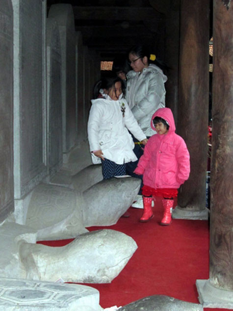 Không chỉ sờ bên ngoài, những người này còn trèo hẳn vào bên trong đề sờ đầu rùa.