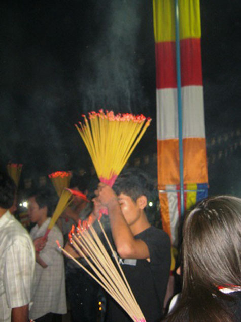 Dù có biển nhưng không ít người vẫn vô tư đốt cả nắm hương trong chùa.