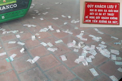 Mặc cho biển cấm, tiền lẻ vẫn được rải đầy.