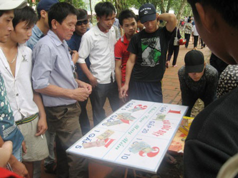 Cờ bạc luôn là một vấn nạn nhức nhối tại các lễ hội trong các khu vực đền, chùa.