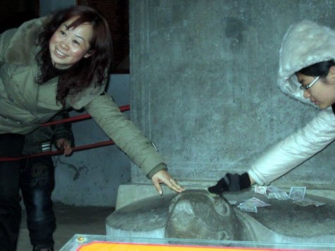 Những cảnh cố sờ đầu rùa thế này không còn là chuyện hiếm ở Văn miếu Quốc tử giám.