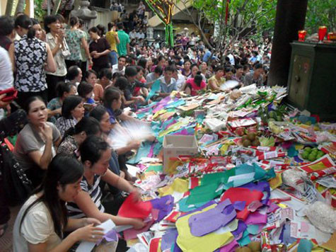 Dù đã có nhiều lời khuyên nhưng vàng mã vẫn xuất hiện rất nhiều trong các chùa.