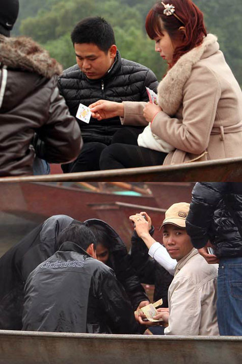 Cảnh đánh bạc trên thuyền ở suối Yến dẫn vào chùa Hương