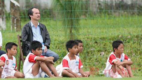 Bên cạnh công việc kinh doanh, bầu Đức cũng dành rất nhiều thời gian để lo cho bóng đá với câu lạc bộ bóng đá của mình. Bên cạnh công việc kinh doanh, bầu Đức cũng dành rất nhiều thời gian để lo cho bóng đá với câu lạc bộ bóng đá của mình.