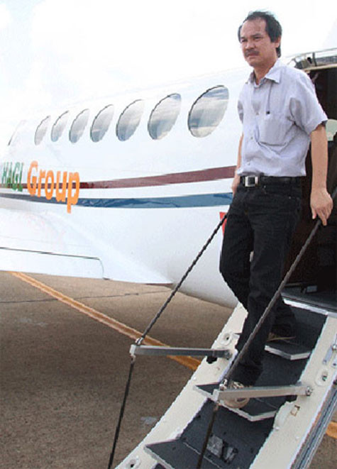 Ông từng cho biết, việc di chuyển bằng máy bay đã giúp ông rất nhiều trong công việc. Đó là sự thuận tiện và tự tin hơn khi gặp đối tác. Ông từng cho biết, việc di chuyển bằng máy bay đã giúp ông rất nhiều trong công việc. Đó là sự thuận tiện và tự tin hơn khi gặp đối tác.