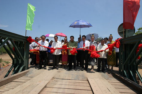 Bầu Đức thường xuyên có mặt tại các lễ động thổ, khánh thành các công trình do Hoàng Anh Gia Lai đầu tư xây dựng tại Lào. Trong ảnh cùng phó thủ tướng TT CP Lào cắt băng khánh thành một cây cầu. Bầu Đức thường xuyên có mặt tại các lễ động thổ, khánh thành các công trình do Hoàng Anh Gia Lai đầu tư xây dựng tại Lào. Trong ảnh cùng phó thủ tướng TT CP Lào cắt băng khánh thành một cây cầu.