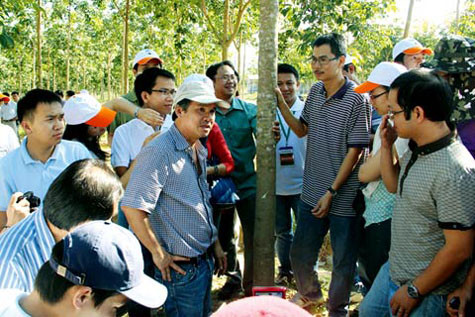 Hiện Hoàng Anh Gia Lai đang sở hữu hơn 100.000 ha đất có thể trồng cao su ở ba quốc gia Việt Nam, Lào, Campuchia nên bầu Đức thường xuyên có những chuyến công tác, làm việc tại các quốc gia này. Trong ảnh, ông Đức đang trực tiếp dẫn các nhà khoa học, đầu tư thăm dự án trồng cao su của HAGL. Hiện Hoàng Anh Gia Lai đang sở hữu hơn 100.000 ha đất có thể trồng cao su ở ba quốc gia Việt Nam, Lào, Campuchia nên bầu Đức thường xuyên có những chuyến công tác, làm việc tại các quốc gia này. Trong ảnh, ông Đức đang trực tiếp dẫn các nhà khoa học, đầu tư thăm dự án trồng cao su của HAGL.