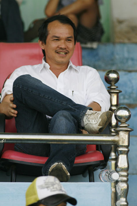 Phút thư giãn của bầu Đức trên ghế ngồi khán giả, dõi theo trận túc cầu. Phút thư giãn của bầu Đức trên ghế ngồi khán giả, dõi theo trận túc cầu.