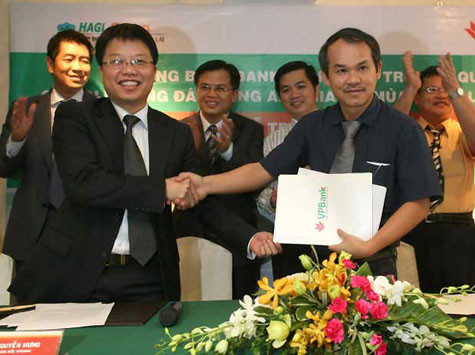 Trực tiếp ký những thỏa thuận hợp tác quan trọng với đối tác. Trực tiếp ký những thỏa thuận hợp tác quan trọng với đối tác.