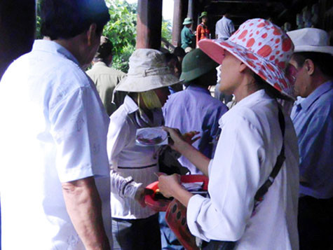 Cảnh chèo kéo du khách mua các đĩa về chùa Bái Đính ngay trong khuôn viên chùa. Cảnh chèo kéo du khách mua các đĩa về chùa Bái Đính ngay trong khuôn viên chùa.