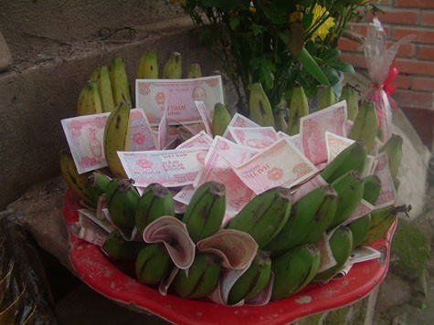 Trên nải quả cũng ngập tiền lẻ. Trên nải quả cũng ngập tiền lẻ.