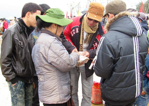 Những "cò" tiền lẻ xuất hiện rất nhiều ở các đền, chùa dịp đầu năm. Những "cò" tiền lẻ xuất hiện rất nhiều ở các đền, chùa dịp đầu năm.