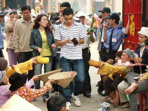Cảnh ăn xin vây kín cổng chùa không còn là điều xa lạ với nhiều người đi lễ tại các chùa ở khu vực phía Nam trong các dịp lễ. Cảnh ăn xin vây kín cổng chùa không còn là điều xa lạ với nhiều người đi lễ tại các chùa ở khu vực phía Nam trong các dịp lễ.
