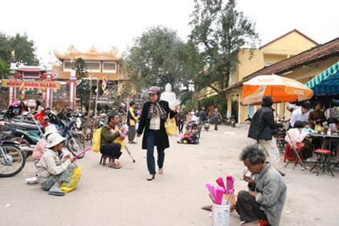 Ăn xin tụ tập tại chùa Pháp Lâm (Đà Nẵng). Ăn xin tụ tập tại chùa Pháp Lâm (Đà Nẵng).