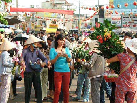 Chèo kéo du khách mua hương, cây, cành lộc tại không ít chùa ở phía Nam. Chèo kéo du khách mua hương, cây, cành lộc tại không ít chùa ở phía Nam.