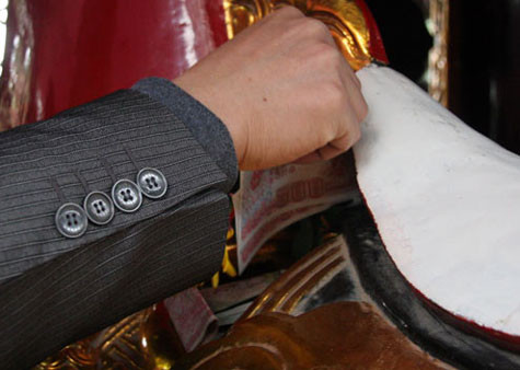 Ai đi lễ cũng cố để nhét được những đồng tiền lẻ vào cửa Phật, thánh dù là ở vị trí nào. Ai đi lễ cũng cố để nhét được những đồng tiền lẻ vào cửa Phật, thánh dù là ở vị trí nào.