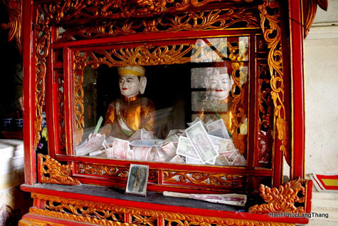 Tiền lẻ tràn ngập bên trong các pho tượng. Tiền lẻ tràn ngập bên trong các pho tượng.