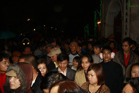 Người dân trở ra tại khu cổng chính trong sự kiểm soát nghiêm ngặt của các lực lượng bảo vệ.