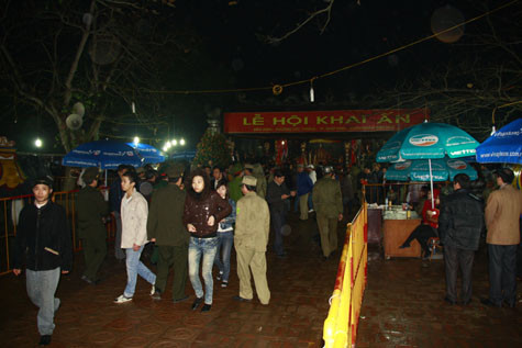 Theo qui định, năm nay người dân chỉ có thể chiêm bái đên 20 giờ. Sau 20 giờ, tất cả mọi người đều phải ra ngoài khu vực đền Trần để ban tổ chức tiến hành làm lễ. Đến 23 giờ 30 lễ khai ấn diễn ra, nhưng việc phát ấn chỉ được tiến hành bắt đầu từ 7 giờ sáng hôm sau đến hết tháng Giêng.