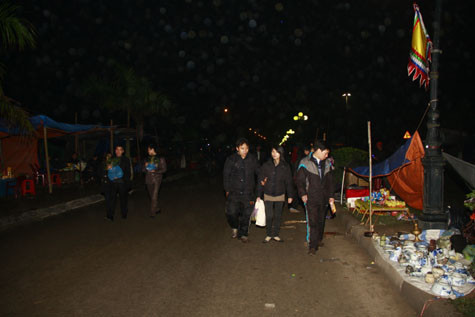 Tuy nhiên, do được biết trước, đền Trần chỉ tổ chức khai ấn đêm 14 mà không tổ chức phát ấn ngay nên lượng người đổ về rất thưa thớt.