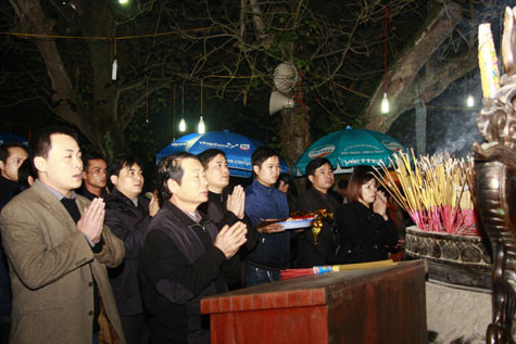 Bên trong đền Trần, tuy có đông nhưng theo nhiều người ở đây cho biết, lượng du khách và người dân từ các nơi trở về trong đêm qua chỉ bằng khoảng 1/4 so với mọi năm.