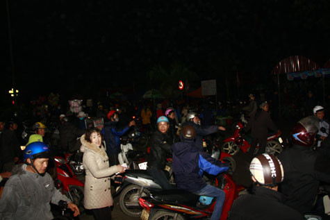 Tất cả các phương tiện đều bị chặn ngay từ đầu đường.