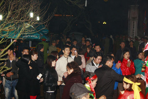 Du khách đến đền Trần đêm qua chủ yếu chỉ để chiêm bái các vị vua Trần. Nhiều du khách cho biết, sau khi chiêm bái xong họ sẽ trở về và ngày 15 họ sẽ quay lại xin ấn sau.