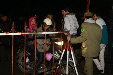 Để đảm bảo an toàn, trật tự, hàng loạt các chốt an ninh đã được công an Nam Định lập nên ngay từ đầu đường dẫn vào đền Trần.