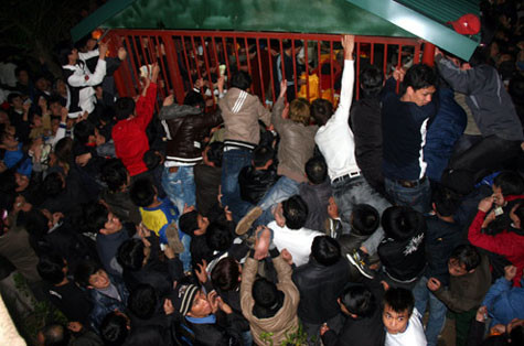 Chen chúc, xô đẩy, vây kín quanh khu vực phát ấn.