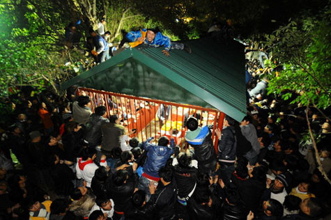 Ở dưới không chen mua được, một số người trèo lên cả nóc nhà khu phát ấn đề mua dễ hơn.