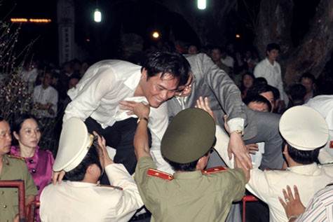 Lực lượng chức năng phải rất vất vả để ngăn những người trèo rào vào bên trong.