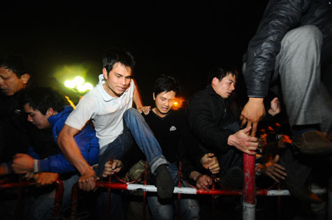 Đua nhau trèo rào vào khu vực phát ấn khi không thấy lực lượng chức năng.