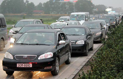 Sáng mai ngày 15 tháng Giêng (tức ngày 6/2/2012) chính thức khai ấn đền Trần ở Nam Định. Theo thông tin từ ban tổ chức thì tại Lễ hội đền Trần 2012, nhà đền sẽ không phát ấn cho người dân vào đêm 14 như mọi năm mà kéo dài thời gian phát ấn từ ngày 15 đến hết tháng Giêng.Vào chiều ngày 16/02/2011, Nhưng nhớ lại cảnh chen nhau "cướp" ấn đền Trần năm 2011 thì không ít người phải lề lưỡi, lắc đầu. Tuyến đường dẫn vào đền Trần (Nam Định) ùn tắc dài cả km bởi dòng xe ôtô đến dự lễ khai ấn.