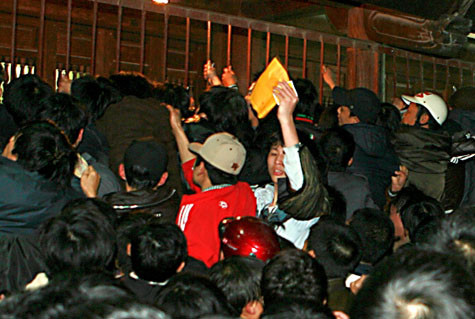 Để có được 1 tấm bản ấn giơ lên, người thanh niên kia đã phải trải qua sự chen lấn, xô đẩy rất kinh hoàng.