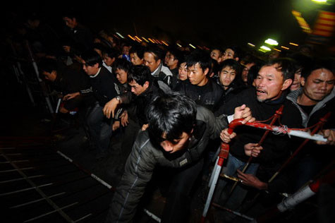 Xô đổ cả hàng rào để xông vào với mong muốn có được 1 bản ấn đền Trần.