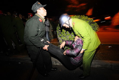 Do không chịu được cảnh chen chúc quá đông, người phụ nữ này đã bị ngất và hai người công an này đã rất vất vả mới đưa được bà ta vào nơi cấp cứu.